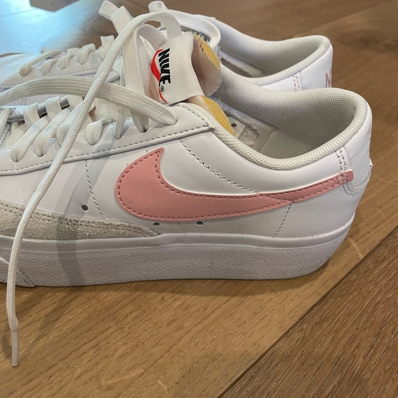 Nike Women’s Pink Blazers Low Platform - Picture 2 of 4
